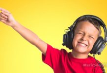Музика поки що популярна серед американських дітей і підлітків Діти слухають музику - Музичний берег